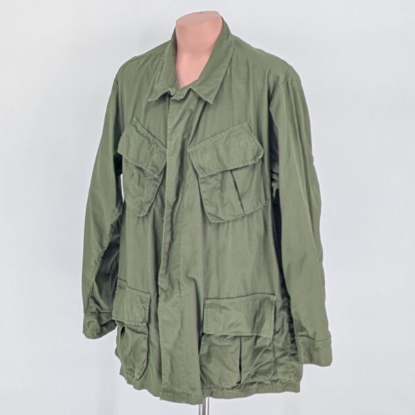 Unissued 1967 Wind Resistant Poplin Jungle Jacket in Size Large Regular