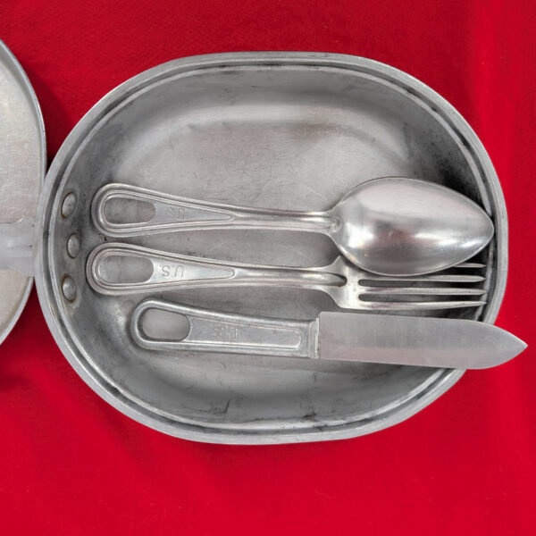 Complete 1964 Vietnam War Mess Kit with Utensils by Trico - Image 3